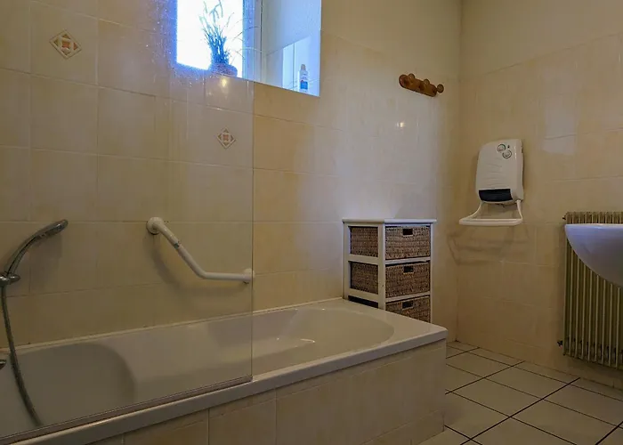 Restaure Avec Grand Terrain Clos, Salle De Jeux, Proche Du Puy En Velay Et Chavaniac-lafayette - Fr-1-582-297